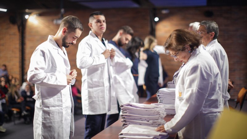 Sabes de qué se trata la Ceremonia de Batas Blancas Universidad El